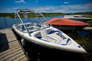 高精位图 大海 游艇 陆地图片