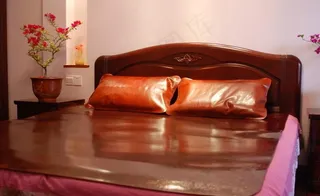 牛皮卧房床上套件图片