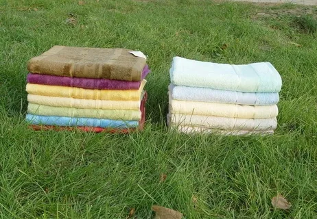 草地上的毛巾图片