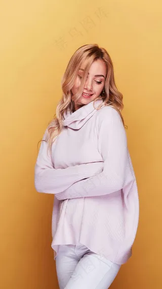 穿着长毛衫的外国美女高清摄影图片