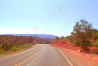 汽车在高速公路疾驰