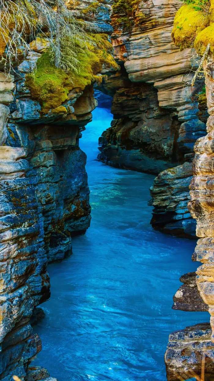 岩石下的河流高清摄影图片