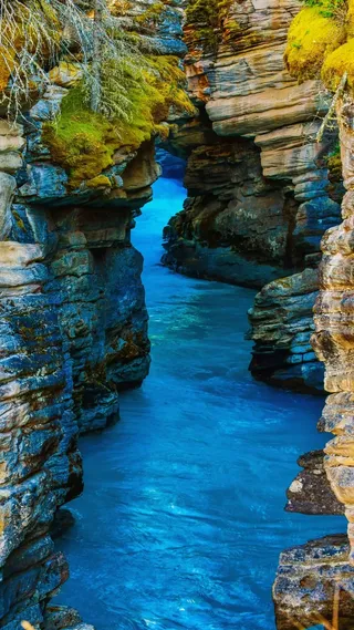 岩石下的河流高清摄影图片