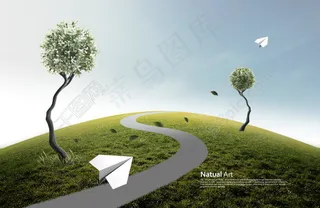 草地上的道路树木和纸飞机