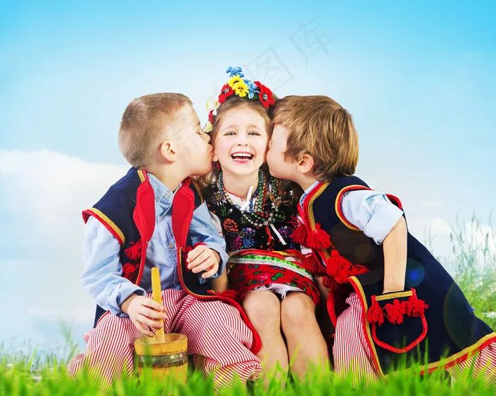 草地上的三个小孩图片