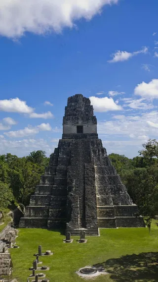 蓝天白云下的陵墓高清摄影图片