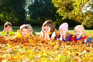 趴在草地上的孩子图片