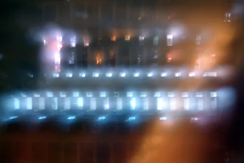 大厦透过来的蓝色光晕