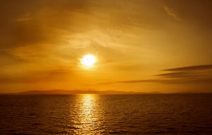 天空夕阳大海背景图片