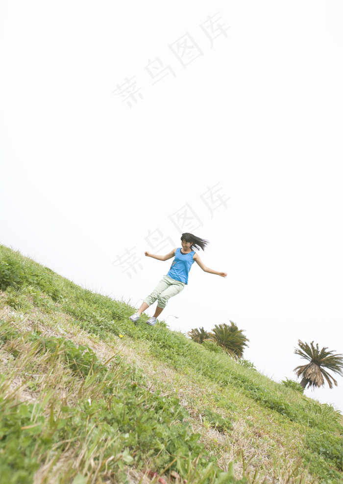 草地上玩耍的女孩图片