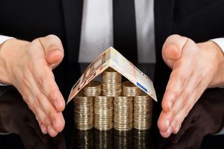 手拿储钱罐金币货币 理财保障商务金融财富增长主题