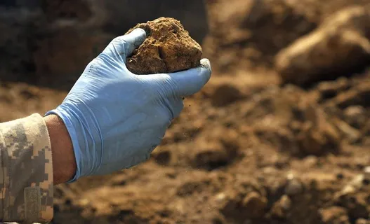 科考队员手捧泥土图片