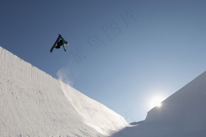 腾空的滑雪运动员