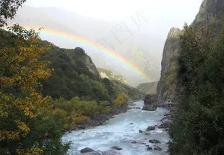 彩虹与河