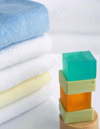 精油与浴巾图片
