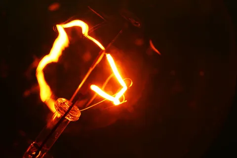 红色灯丝与光斑背景