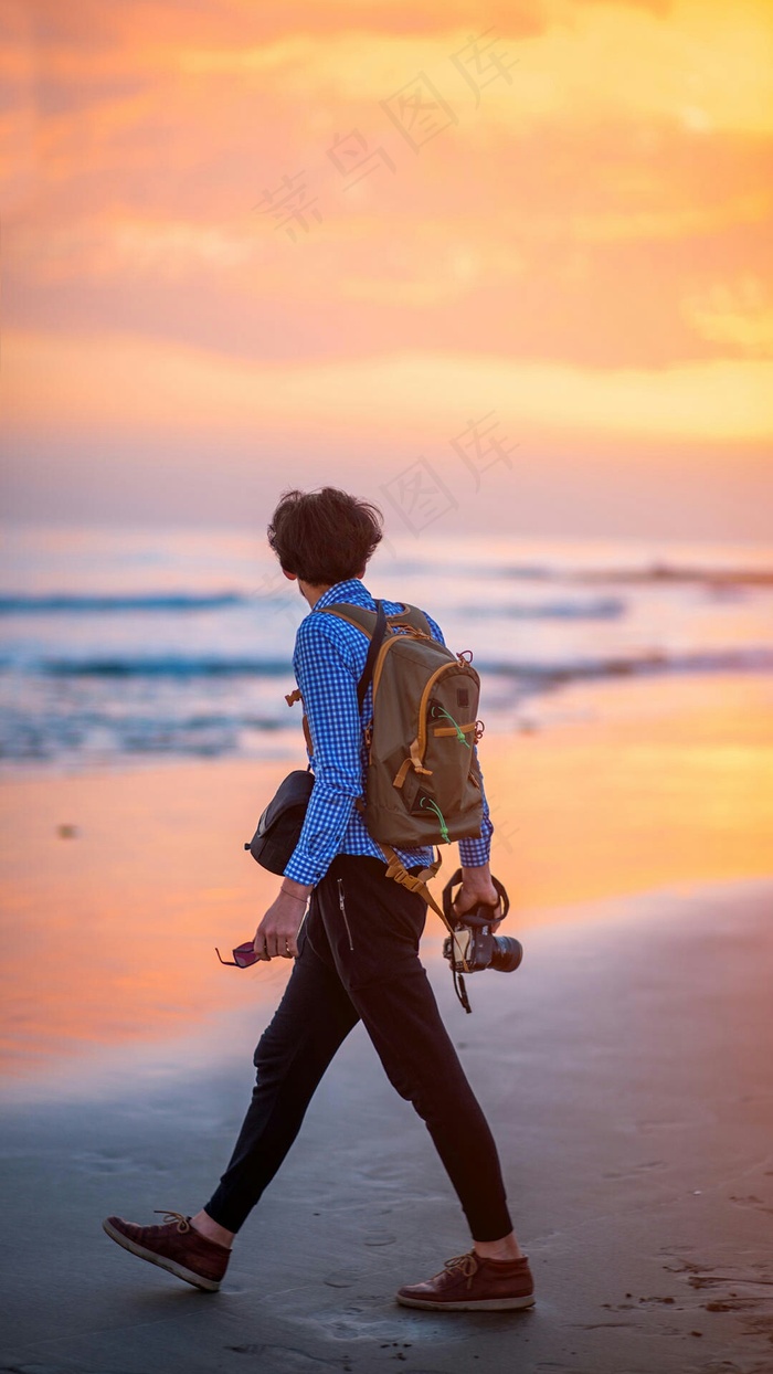 海滩上的拿着相机的人高清摄影图片