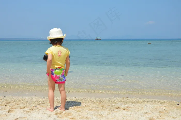 海滩儿童背影图片