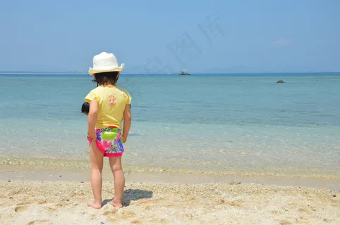 海滩儿童背影图片