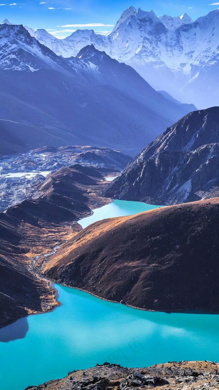 雪山下的湖泊高清摄影图片