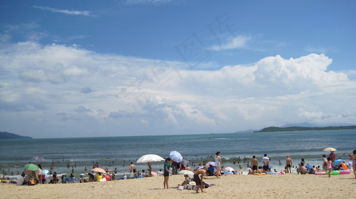 蓝天下的海滩图片