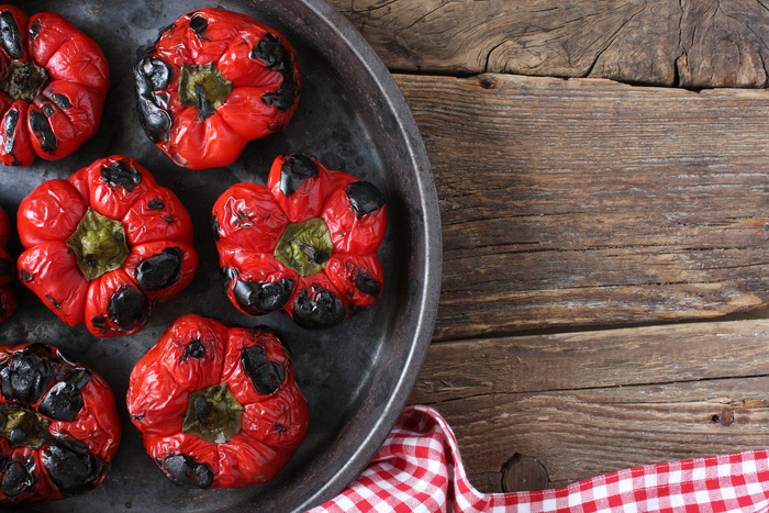 铁板上的红色煎辣椒