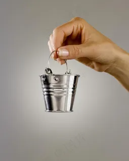 手提小水桶图片