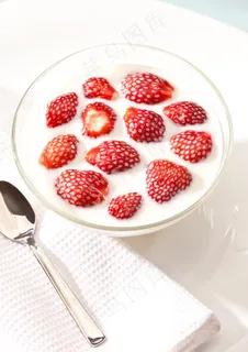 牛奶草莓高清图图片