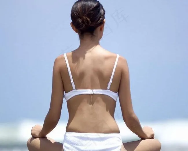海滩美女图片