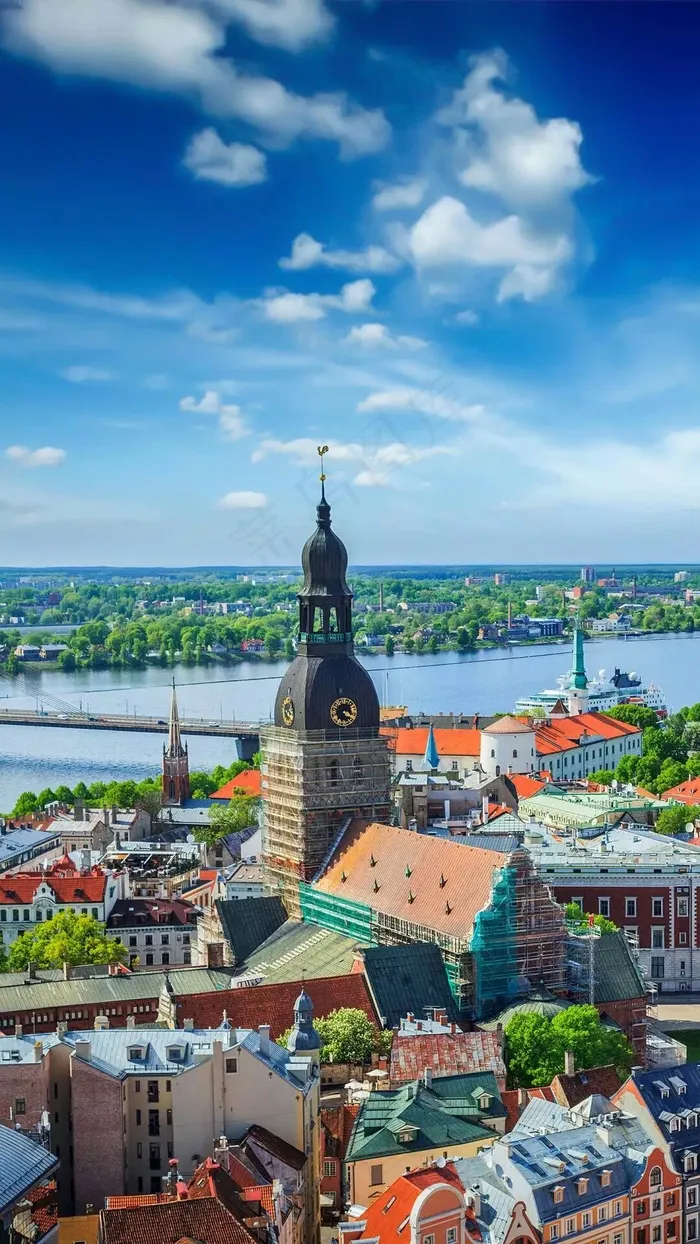 蓝天白云下的外国城市风光钟楼高清摄影图片