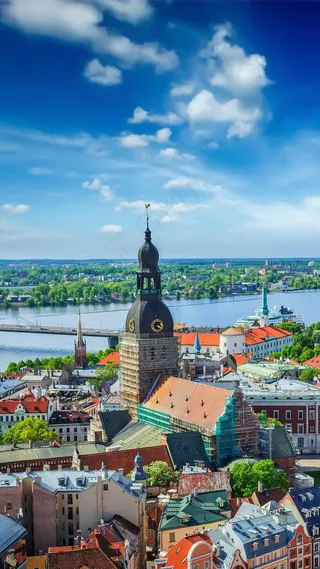 蓝天白云下的外国城市风光钟楼高清摄影图片