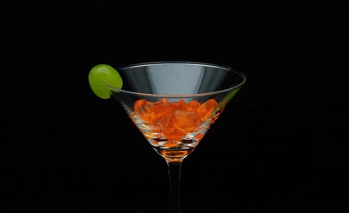 装有果糖饮料高脚杯图片