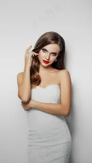 穿着白色长裙的外国美女高清摄影图片