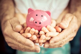 手拿储钱罐金币货币 理财保障商务金融财富增长主题