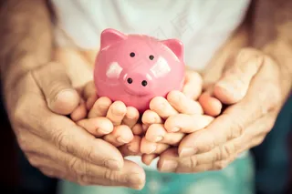 手拿储钱罐金币货币 理财保障商务金融财富增长主题