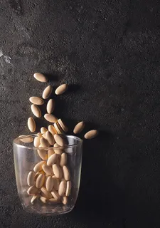 杯中的药片图片