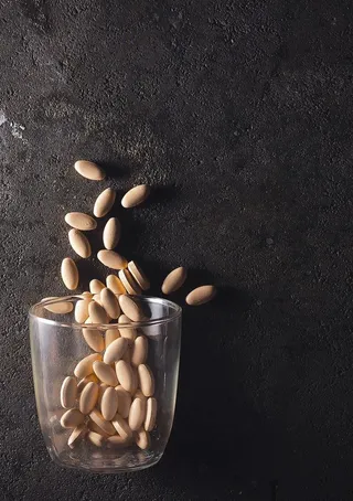 杯中的药片图片