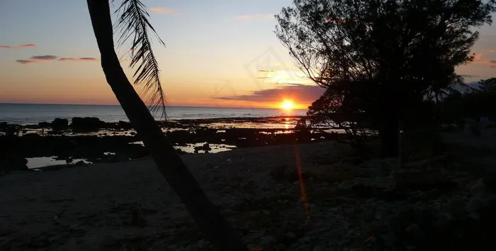 潮间带海景礁石橙黄色夕阳图片