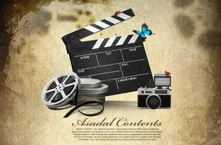 怀旧背景前的场记板和胶片