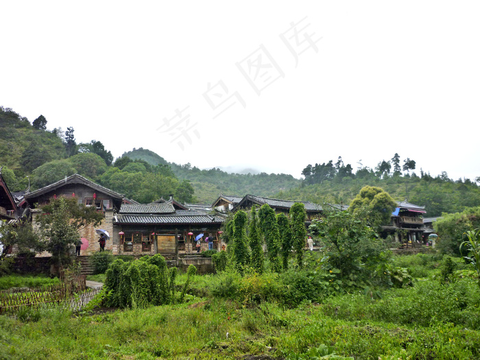 云南山脚下吊脚楼图片