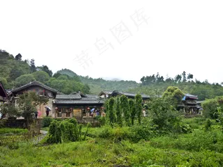 云南山脚下吊脚楼图片