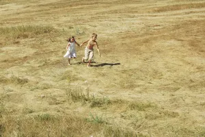 草地上开心玩耍的儿童图片