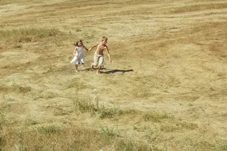 草地上开心玩耍的儿童图片