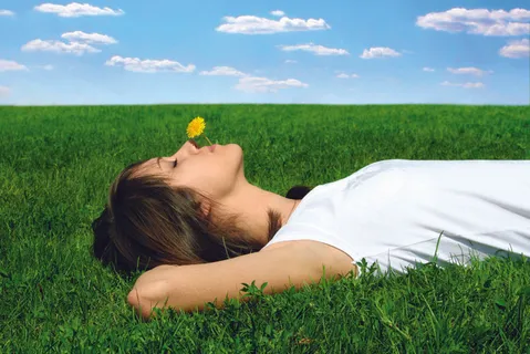 躺在草地上的美女图片