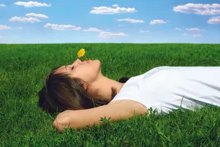 躺在草地上的美女图片