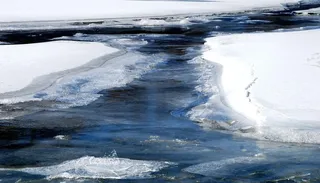 春天融化的小河冰雪图片