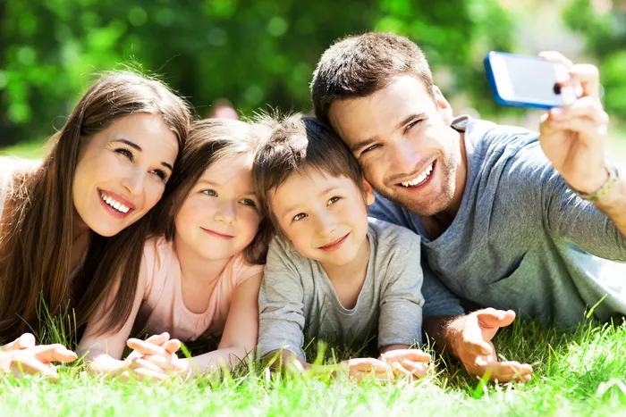 温馨幸福家庭草坪草地父子母子亲子关爱玩耍超大超高清图片