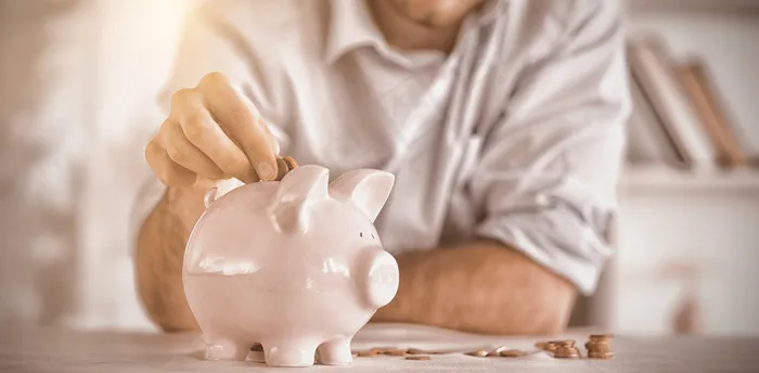 手拿储钱罐金币货币 理财保障商务金融财富增长主题