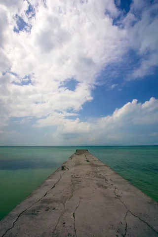 伸向海面的小木桥图片