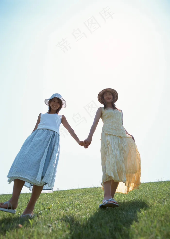 草地上的两个休闲美女图片